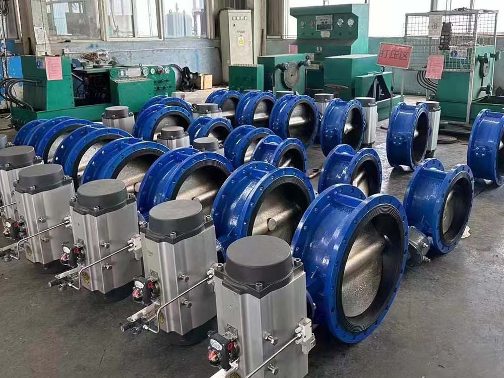 What should be noted when purchasing cast steel valves?